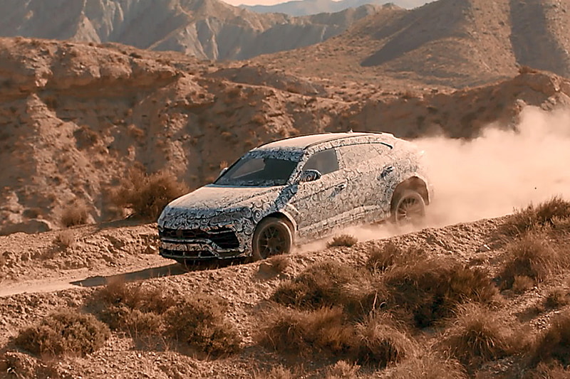 悪路を走行するスーパーSUV「ウルス」（開発車両）