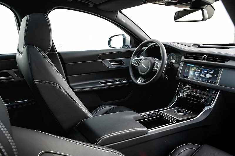 新型XF スポーツブレイクのインテリア