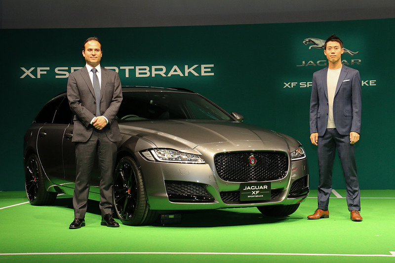 「XF スポーツブレイク」発表会で登壇したジャガー・ランドローバー・ジャパン株式会社 代表取締役社長 マグナス・ハンソン氏（左）とジャガーのブランド・アンバサダーを務めているプロテニスプレーヤー 錦織圭選手（右）