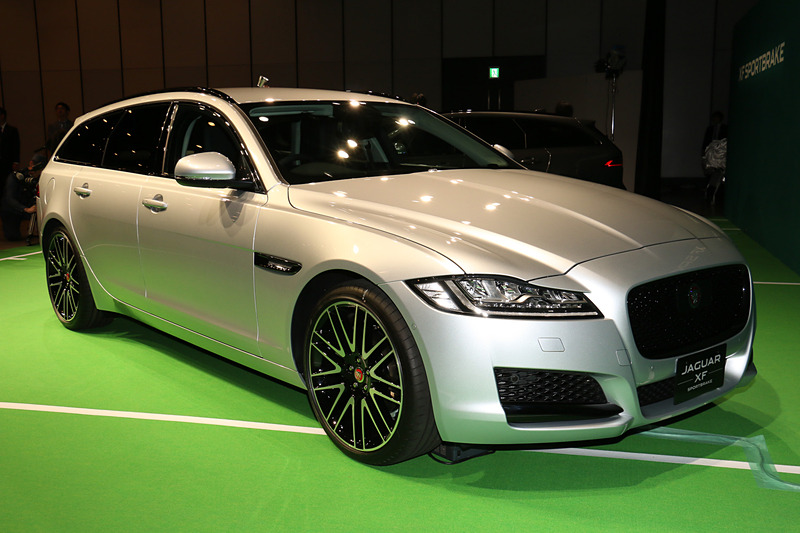 リアハッチに「25t」というバッヂを装着したXF スポーツブレイクのガソリンエンジン搭載モデル