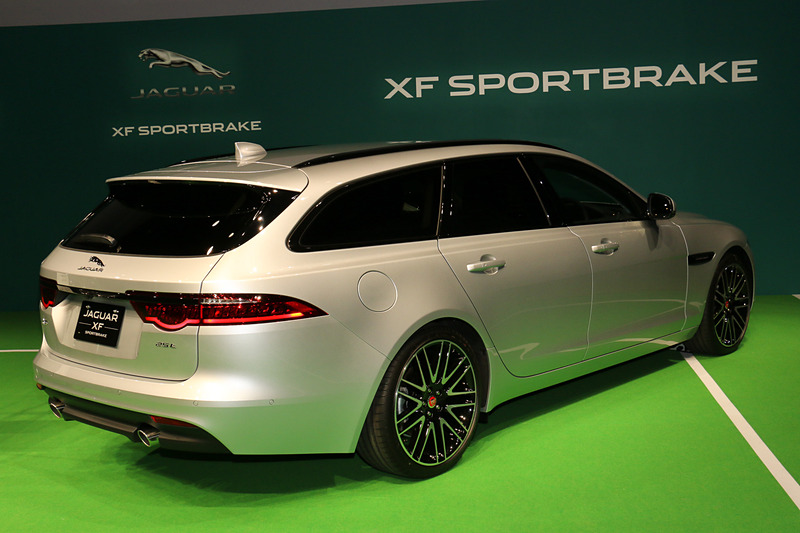 リアハッチに「25t」というバッヂを装着したXF スポーツブレイクのガソリンエンジン搭載モデル