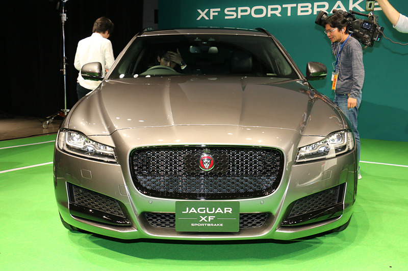 ボディサイズは4965×1880×1495mm（全長×全幅×全高）、ホイールベースは2960mm。車両重量はガソリンエンジン搭載モデルが1810kg、ディーゼルエンジン搭載モデルが1820kg