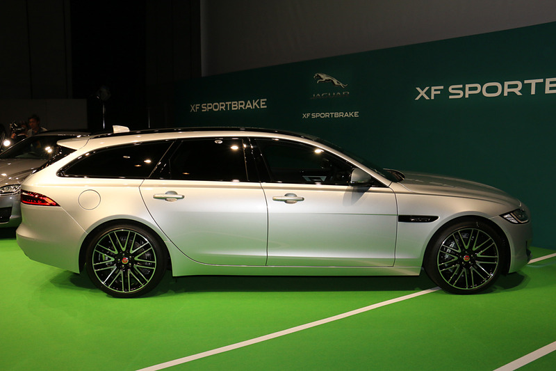 ボディサイズは4965×1880×1495mm（全長×全幅×全高）、ホイールベースは2960mm。車両重量はガソリンエンジン搭載モデルが1810kg、ディーゼルエンジン搭載モデルが1820kg