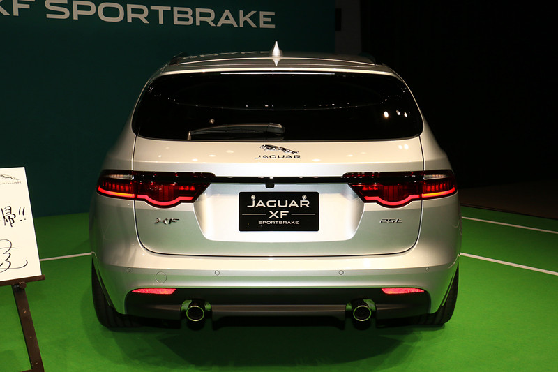 ボディサイズは4965×1880×1495mm（全長×全幅×全高）、ホイールベースは2960mm。車両重量はガソリンエンジン搭載モデルが1810kg、ディーゼルエンジン搭載モデルが1820kg