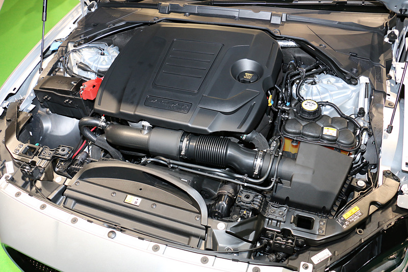 直列4気筒DOHC 2.0リッター直噴ターボのディーゼルエンジンは、最高出力132kW（180PS）/4000rpm、最大トルク430Nm/1750rpmを発生。トランスミッションは8速ATで後輪を駆動