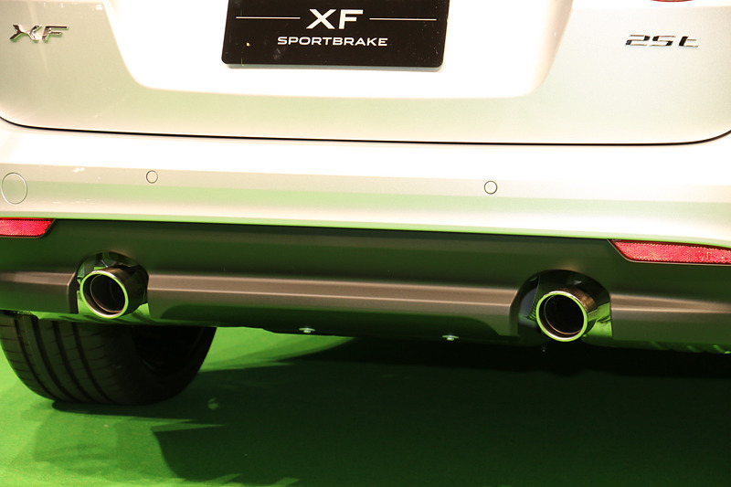 ガソリンエンジン搭載モデルのエキゾーストエンド