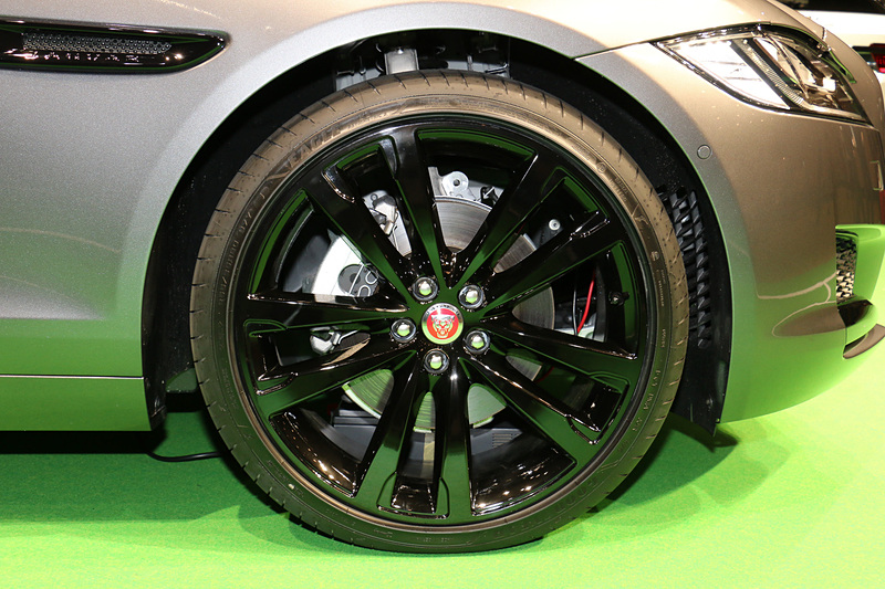 標準装備は18インチだが、ガソリンエンジン搭載モデルの展示車はオプションとなる20インチのタイヤ＆ホイールを装着