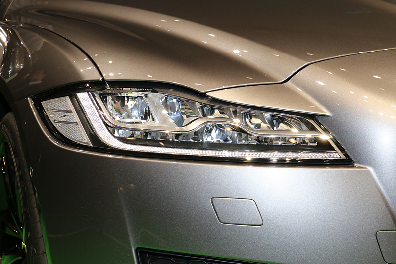 写真の「アダプティブLEDヘッドライト」はガソリン、ディーゼルともにオプション設定
