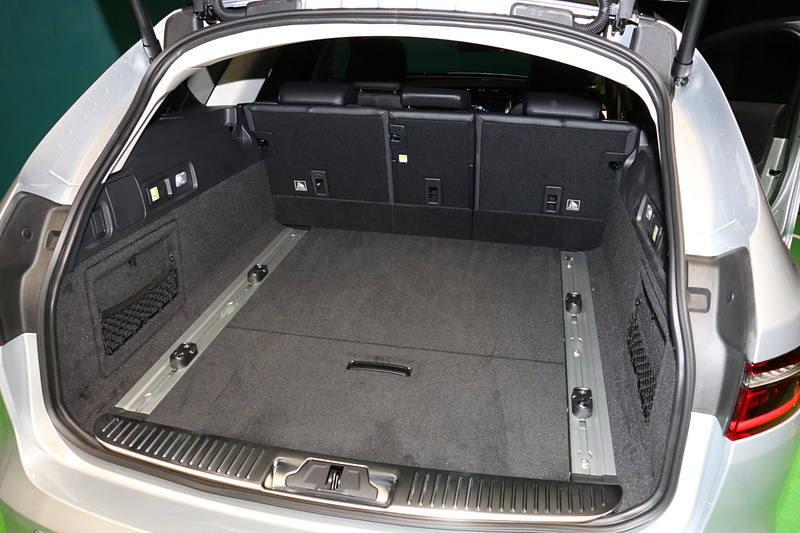 通常時から565Lを備える広いラゲッジスペース。フロア下には「スペースセーバースペアーホイール」を標準装備