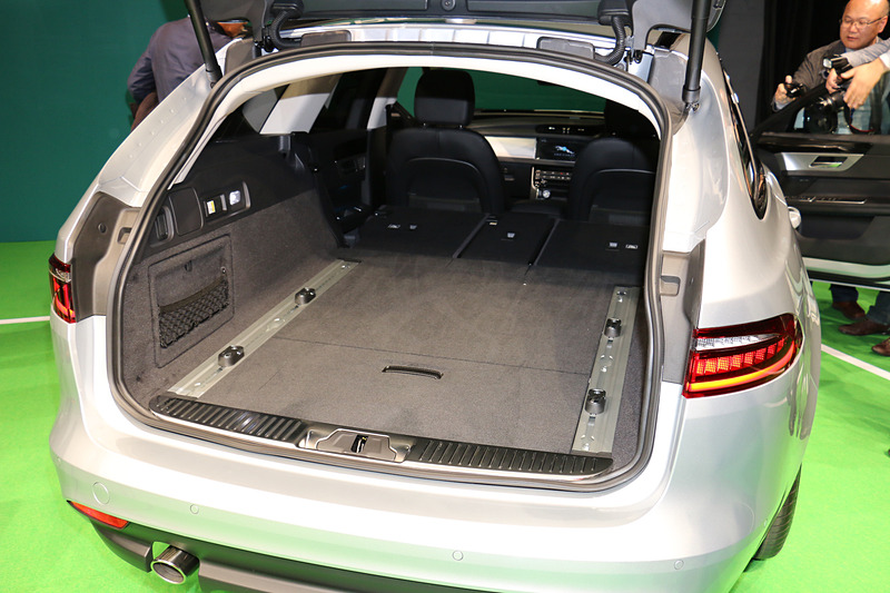 リアシートの背もたれを前方に倒すことで、ラゲッジスペース容量を最大1700Lまで拡大可能