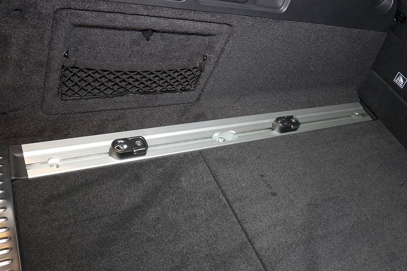 フロアの両サイドに固定用フックをスライドさせるレールを設定