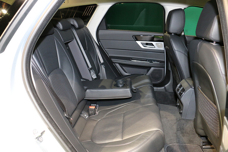 グレインレザーシートを標準装備し、内装色は写真の「エボニー」のほか、「ラテ」「ライトオイスター」の3種類