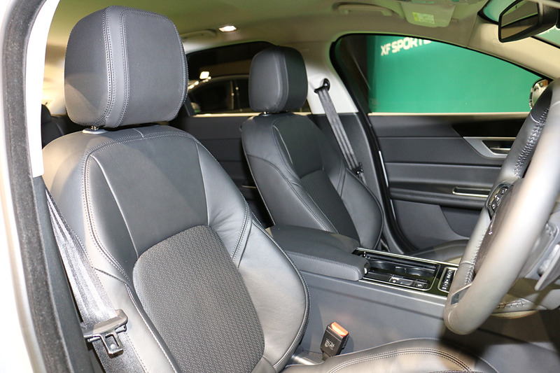 グレインレザーシートを標準装備し、内装色は写真の「エボニー」のほか、「ラテ」「ライトオイスター」の3種類