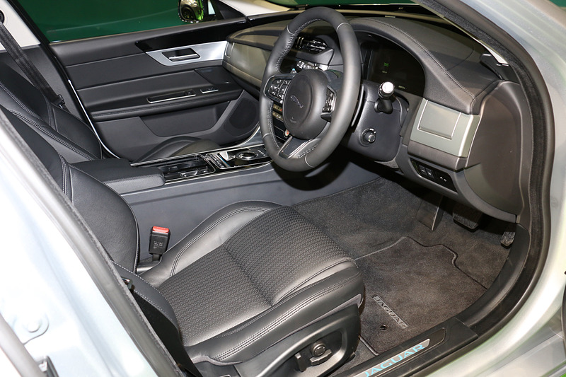 グレインレザーシートを標準装備し、内装色は写真の「エボニー」のほか、「ラテ」「ライトオイスター」の3種類