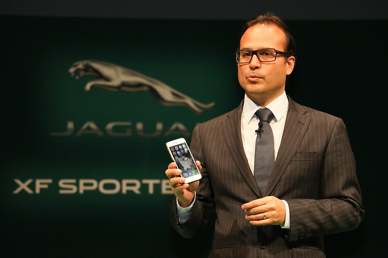 「オンライン・セールス・アドバイザー」では、スマートフォンを使ってジャガーやランドローバーの新車を購入できると語るハンソン氏