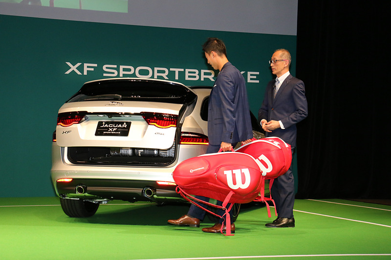 両手にテニスラケットを収納するバッグを持った錦織選手が、XF スポーツブレイクのリアバンパーの側面から足先を差し込むような動作をすると、リアハッチが電動オープン。両手のバッグをそのまま搭載できた。また、リアハッチが開いているときに同様の動作をすると電動クローズすることも披露された