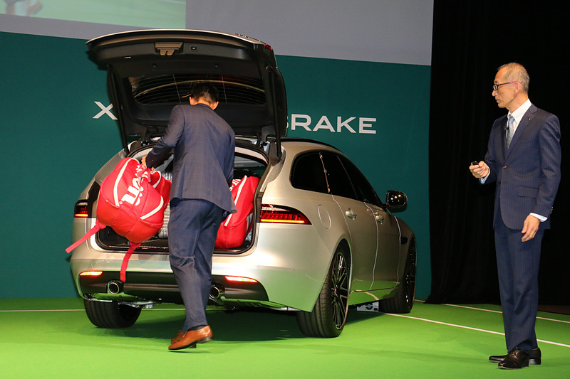 両手にテニスラケットを収納するバッグを持った錦織選手が、XF スポーツブレイクのリアバンパーの側面から足先を差し込むような動作をすると、リアハッチが電動オープン。両手のバッグをそのまま搭載できた。また、リアハッチが開いているときに同様の動作をすると電動クローズすることも披露された