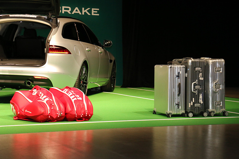 ラゲッジスペースにはあらかじめスーツケースが大小合わせて3個入っており、さらに大きめのラケットバッグも2つ入る積載性の高さがアピールされた。錦織選手も「遠征に行くときはスーツケースが2個あって、さらにラケットバッグもあったりと結構な荷物を持っていきます。でも、たぶん軽々と入っちゃうサイズなのですごく使い勝手がいいと思います」と評価