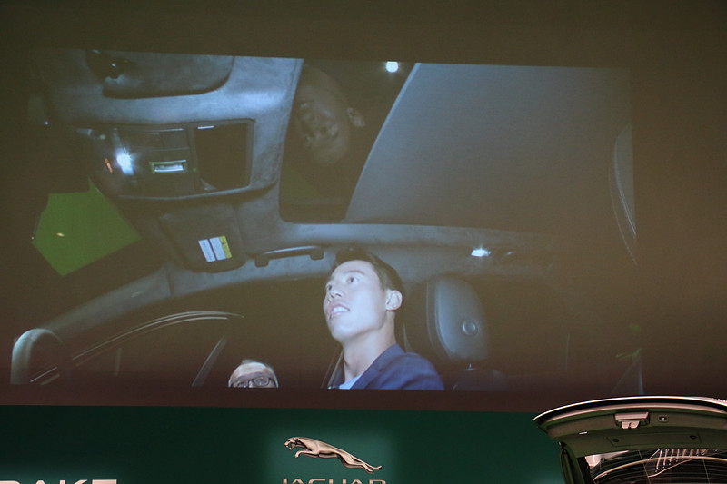 ルーフ部分の中央で手を動かすことで、パノラミックサンルーフを開閉できる「ジェスチャー・ルーフブラインド」も錦織選手が体験。若林氏は「安全運転という面でも、ジェスチャーだけで操作できることは意味があることだと思っています」と解説した