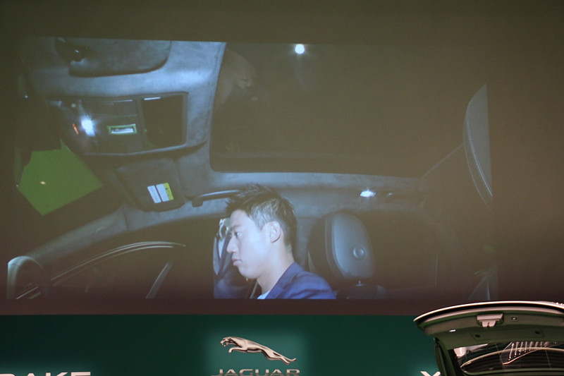 ルーフ部分の中央で手を動かすことで、パノラミックサンルーフを開閉できる「ジェスチャー・ルーフブラインド」も錦織選手が体験。若林氏は「安全運転という面でも、ジェスチャーだけで操作できることは意味があることだと思っています」と解説した