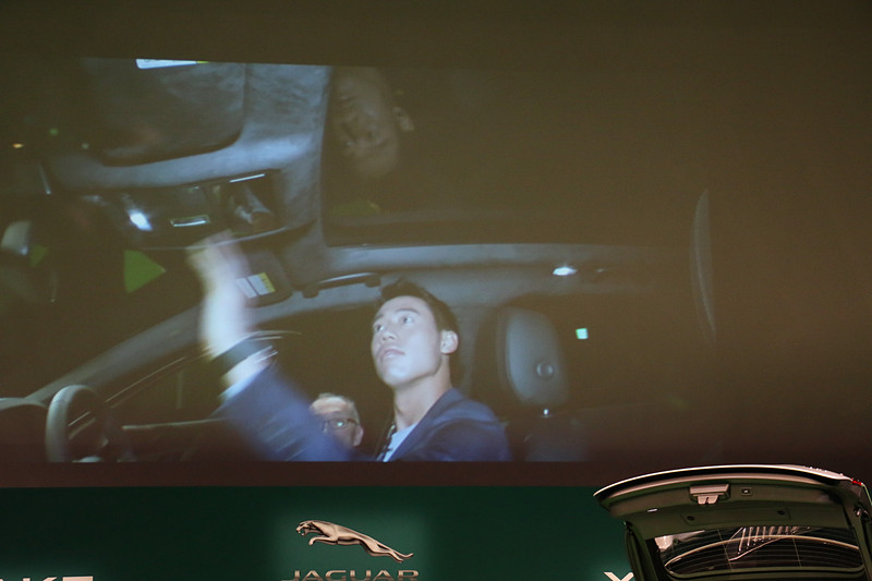 ルーフ部分の中央で手を動かすことで、パノラミックサンルーフを開閉できる「ジェスチャー・ルーフブラインド」も錦織選手が体験。若林氏は「安全運転という面でも、ジェスチャーだけで操作できることは意味があることだと思っています」と解説した