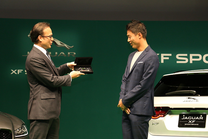 このほかに発表会では、来シーズンの錦織選手の活躍を祈念する「ジャガーブランドチャーム」の贈呈も行なわれた