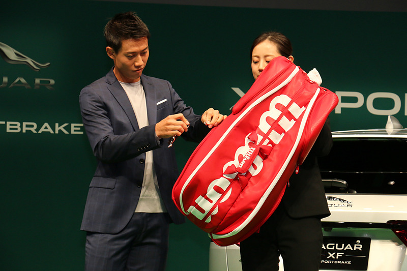 贈られたジャガーブランドチャームは、来シーズンに錦織選手のテニスバッグに取り付けられ、「会場でジャガーもともに戦う」という。発表会場ではラゲッジスペースの紹介で登場したラケットバッグに取り付けるシーンが披露された