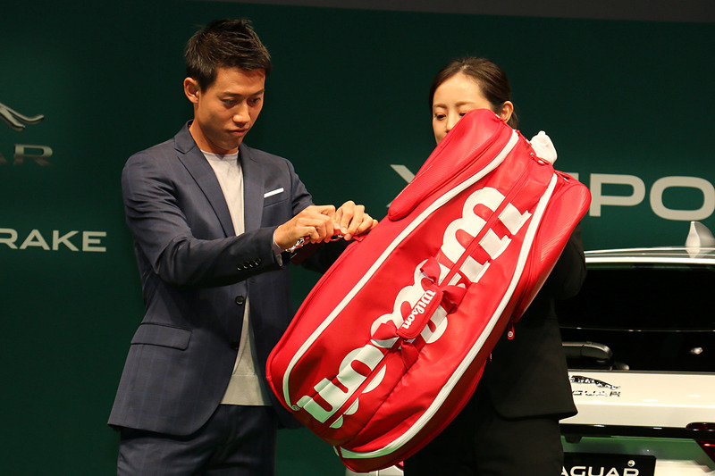 贈られたジャガーブランドチャームは、来シーズンに錦織選手のテニスバッグに取り付けられ、「会場でジャガーもともに戦う」という。発表会場ではラゲッジスペースの紹介で登場したラケットバッグに取り付けるシーンが披露された