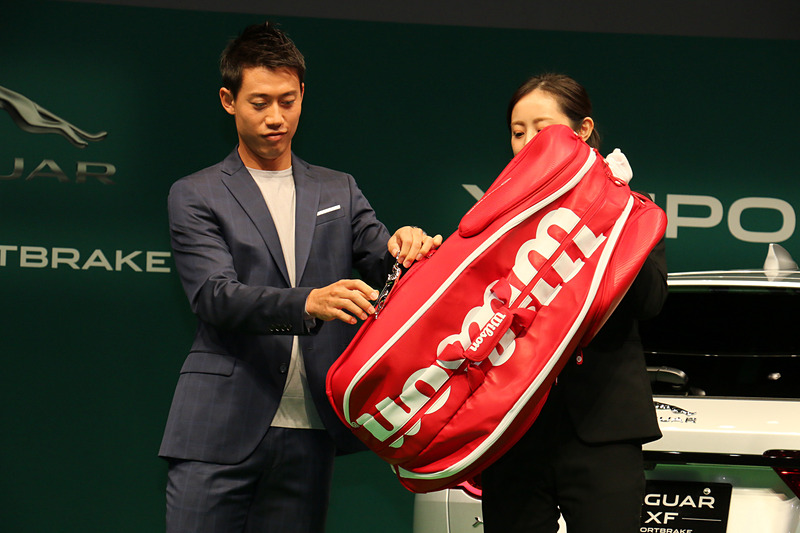 贈られたジャガーブランドチャームは、来シーズンに錦織選手のテニスバッグに取り付けられ、「会場でジャガーもともに戦う」という。発表会場ではラゲッジスペースの紹介で登場したラケットバッグに取り付けるシーンが披露された