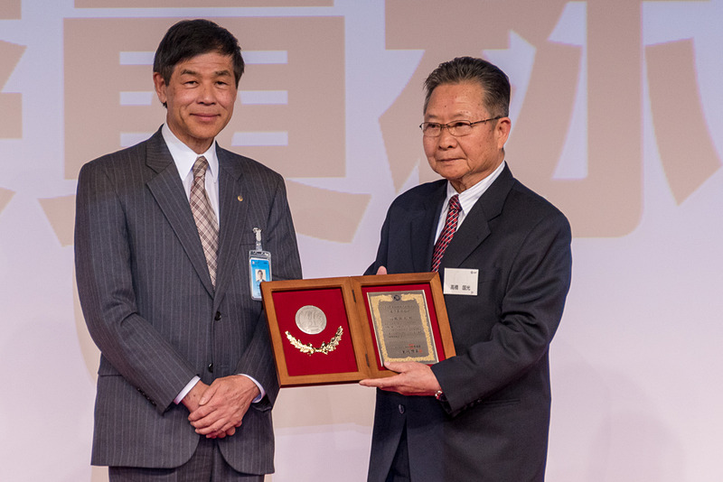 JAFモータースポーツ名誉委員の称号が授与された高橋国光氏（写真右）