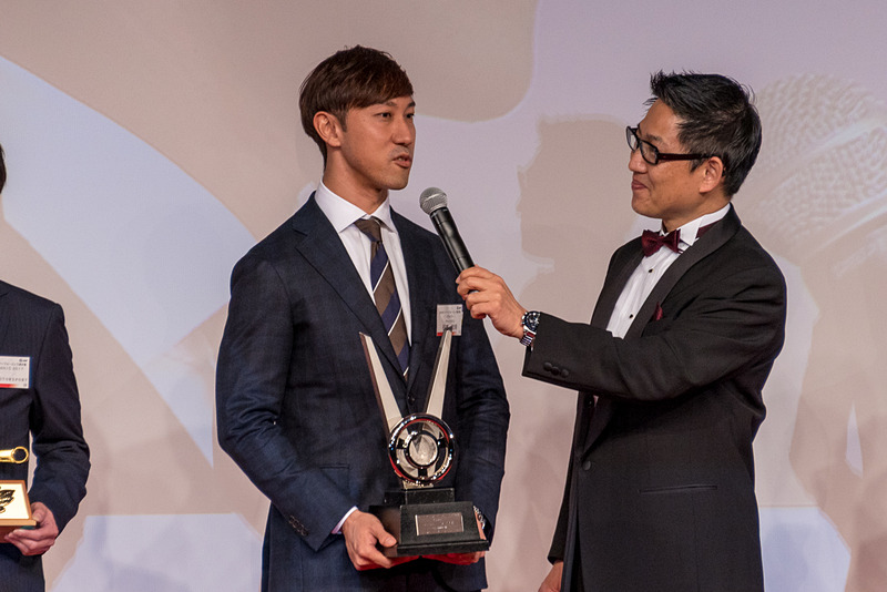 全日本スーパーフォーミュラ選手権のチャンピオンを獲得した石浦宏明選手（写真左）