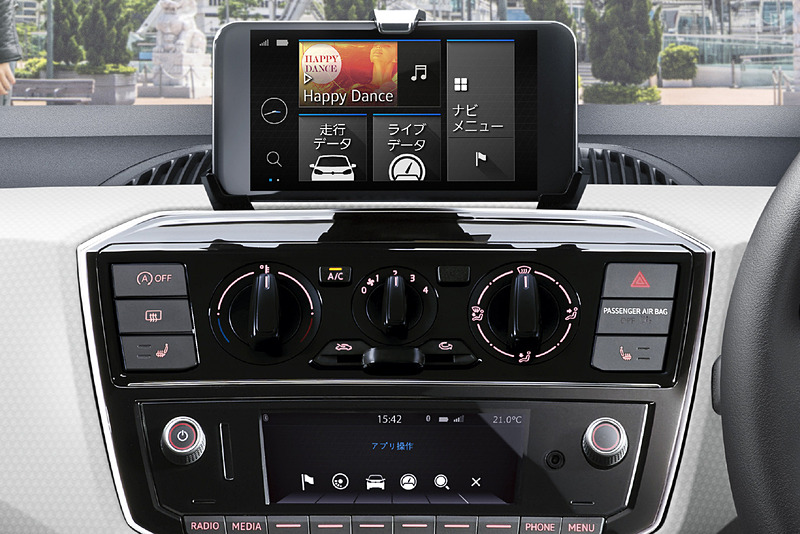 センターコンソールにスマートフォンを固定して、カーナビなどに利用する純正インフォテイメントシステム「Composition Phone」を特別装備。さらにup！として初めて「リヤビューカメラ“Rear Assist”」を採用したことで、後退時の周辺確認を容易にして安全性を高めた