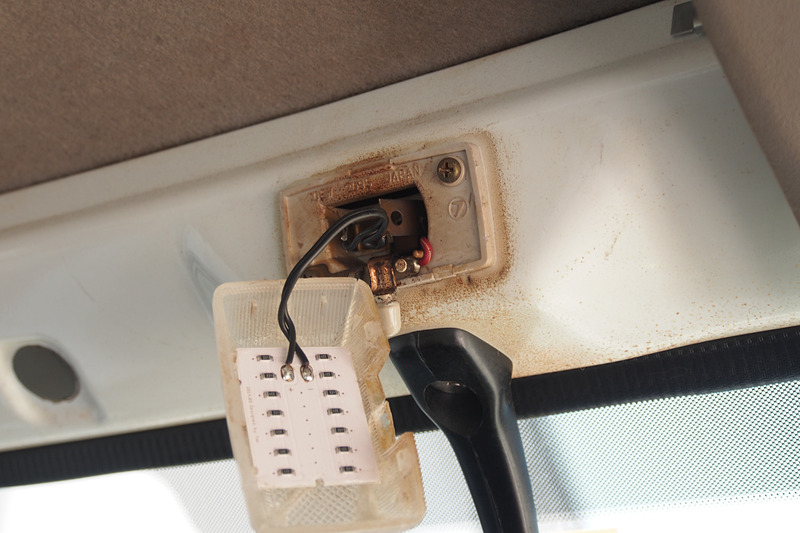 チップLEDが付いた基板を室内灯カバーの内側に貼り付ける