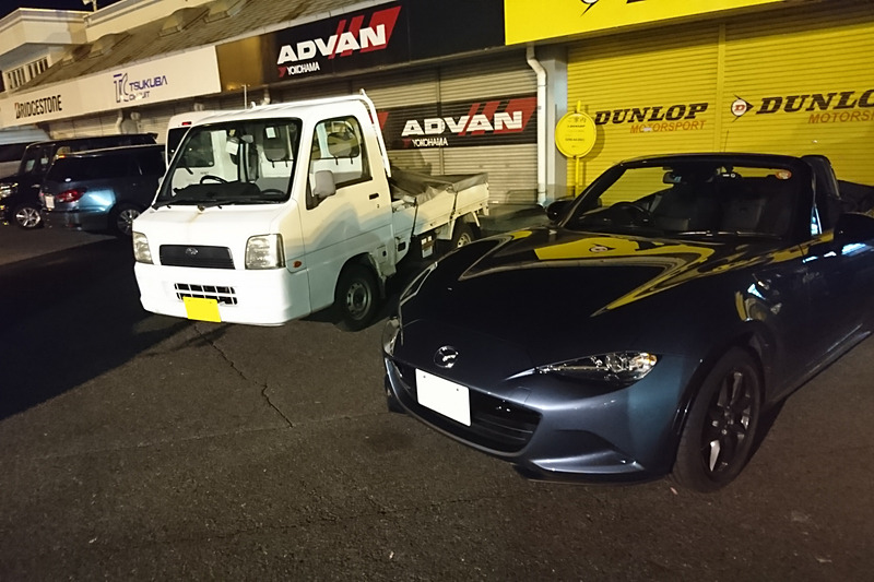 夏の終わりにオープンツーシーター同士のライバル、マツダ「ロードスター」と2ショット