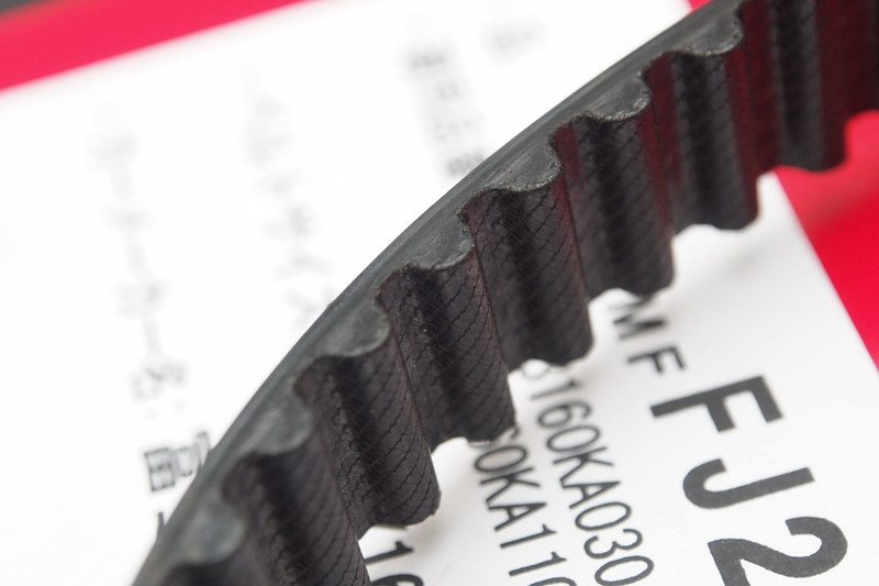 使用済みのタイミングベルト。約7万km近く使ったが目立った劣化はなし。10万km使っても大丈夫そうだ