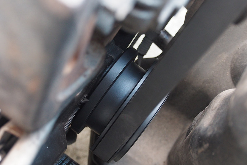 新しくなって黒光りしているクランクプーリー