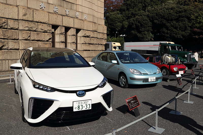 写真左から、【水素】トヨタ MIRAI（2015年・日本）、【ガソリン＋電気】トヨタ プリウス（1999年・日本）