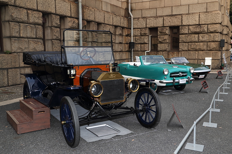 乗車可能なオープンモデル3台が用意された