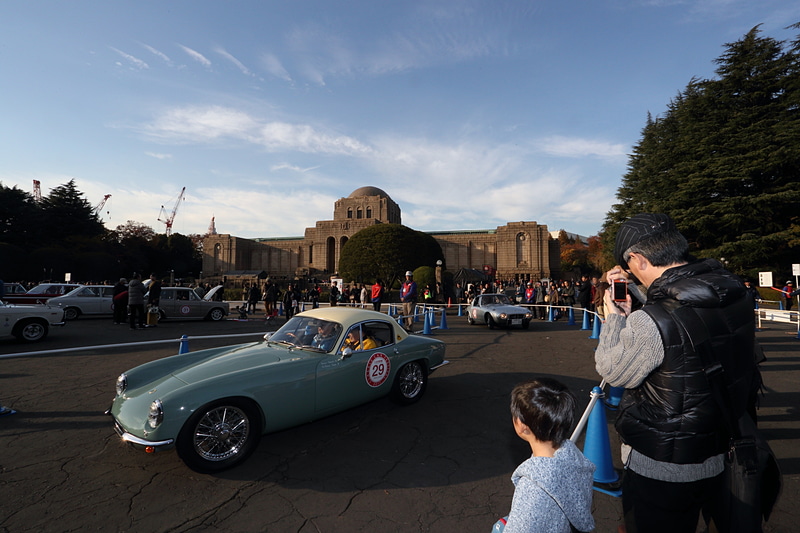 大正末期に竣工した聖徳記念絵画館をバックに走るクラシックカー