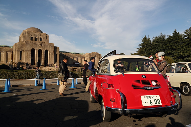 大正末期に竣工した聖徳記念絵画館をバックに走るクラシックカー