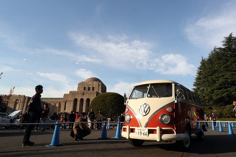 大正末期に竣工した聖徳記念絵画館をバックに走るクラシックカー