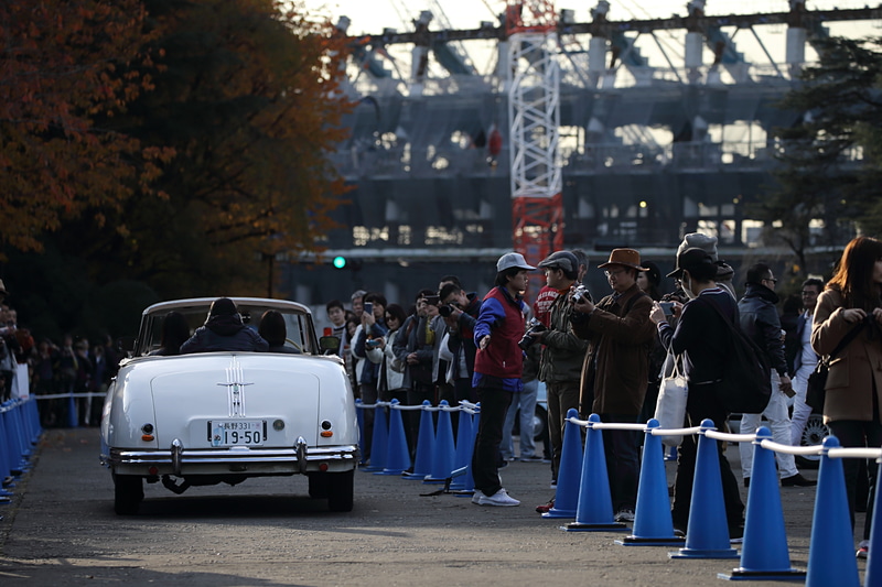 背景に見えるのは建設中の新国立競技場。時の流れを感じる風景だ