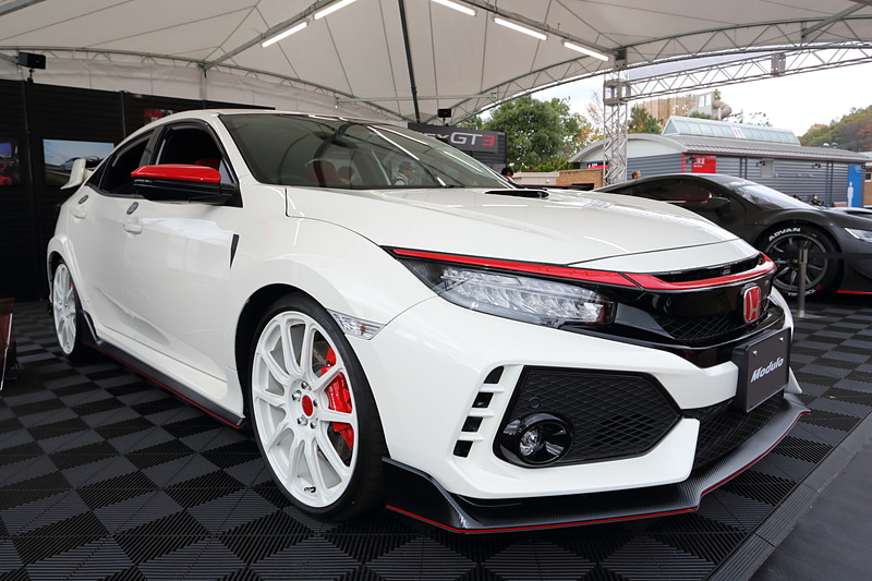 来場者が熱く見守っていたのが「シビック　TYPE R（純正アクセサリー装着車）」