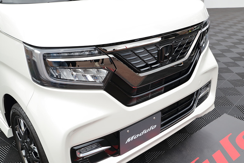 独特のクロムメッキが印象的なグリル