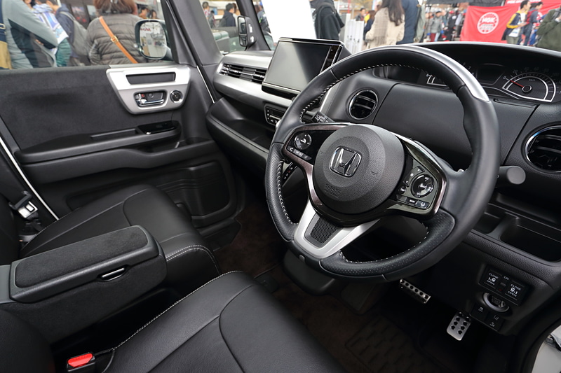 引き締まったインテリア。ステアリングのサテン調メッキで落ち着いた雰囲気に