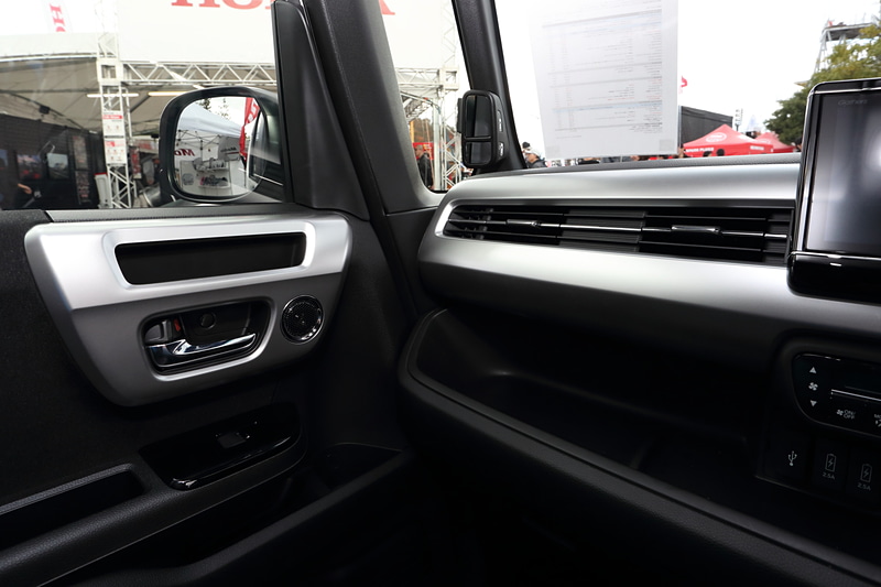 こちらもステアリングと同様のトーンのメッキに