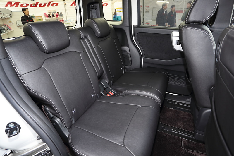 フロントシートカバー（写真右）とリアシートカバー（写真中）