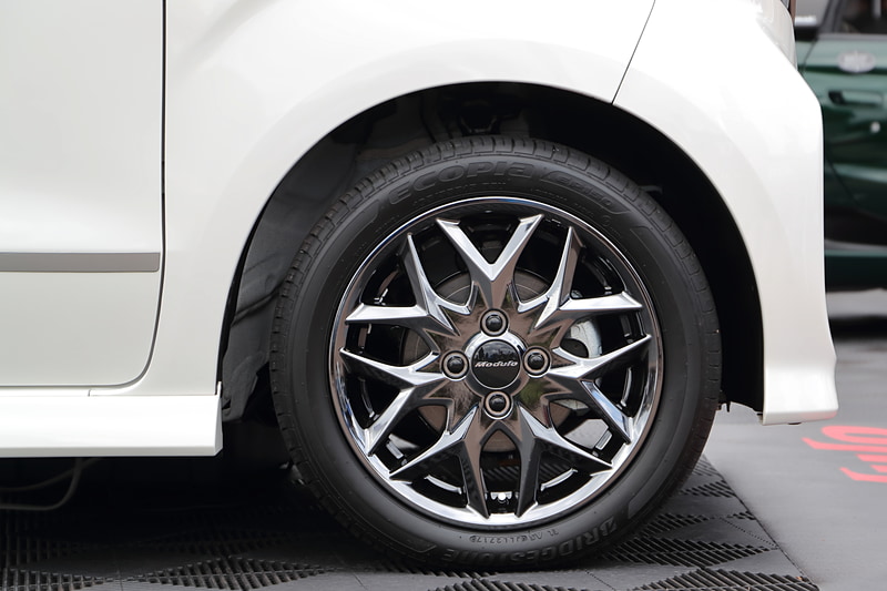 アルミホイールも同じテイストのクロムカラー