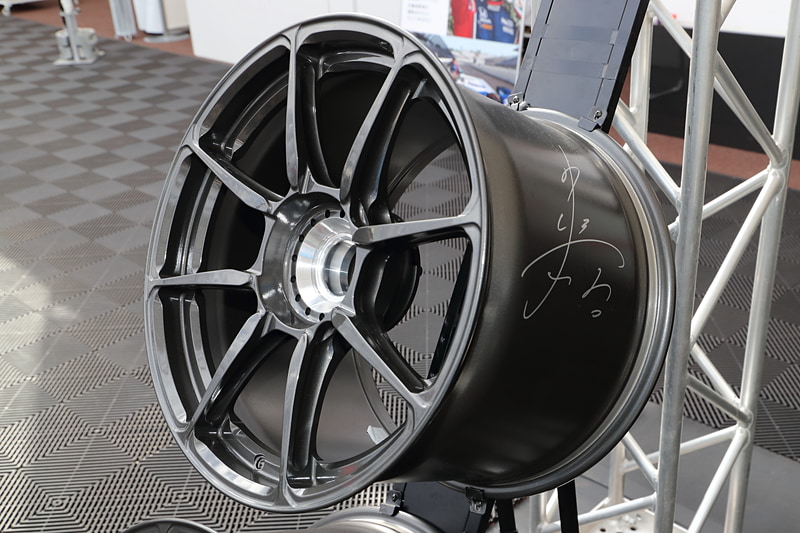 ホンダアクセスが製造し、64号車 Epson Modulo NSX-GT（ベルトラン・バゲット/松浦孝亮組）、100号車 RAYBRIG NSX-GT（山本尚貴/伊沢拓也組）に供給しているレーシングホイール。この技術がModuloパーツに活かされている