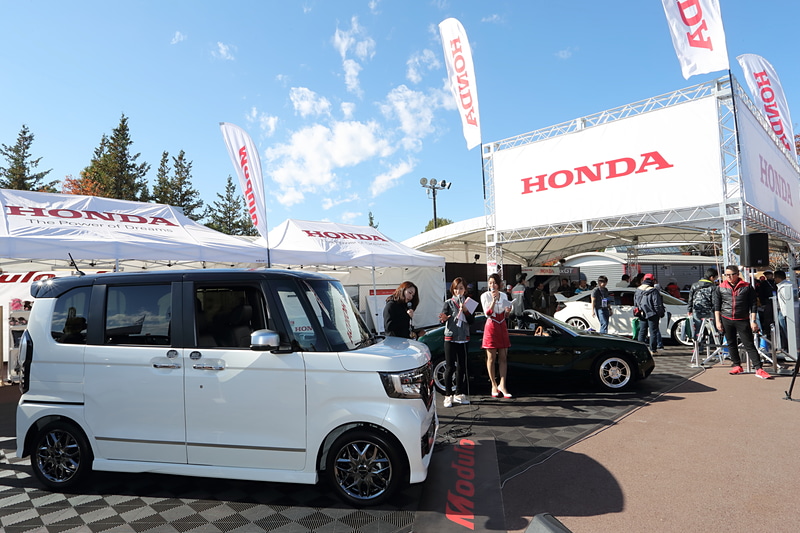 手前が新型「N-BOX」のカスタマイズカー「N-BOX カスタム クールプレミアム」。さまざまなModuloパーツを装着している